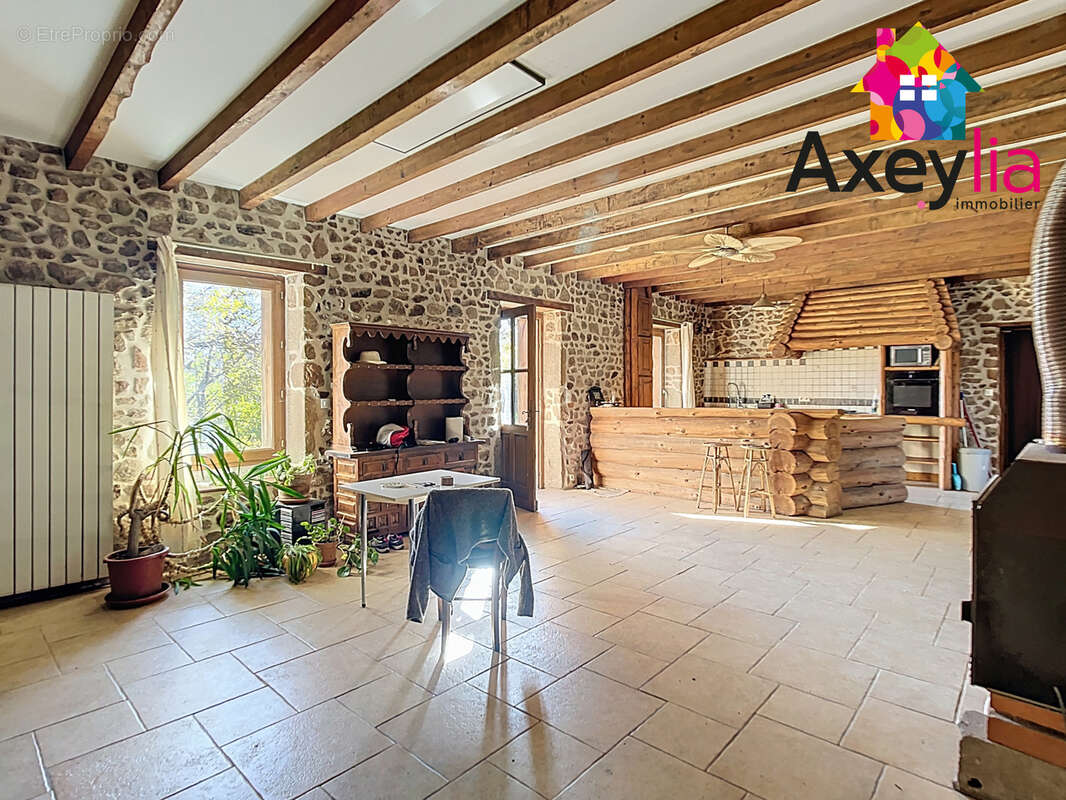 Maison à SAINT-BONNET-DES-QUARTS