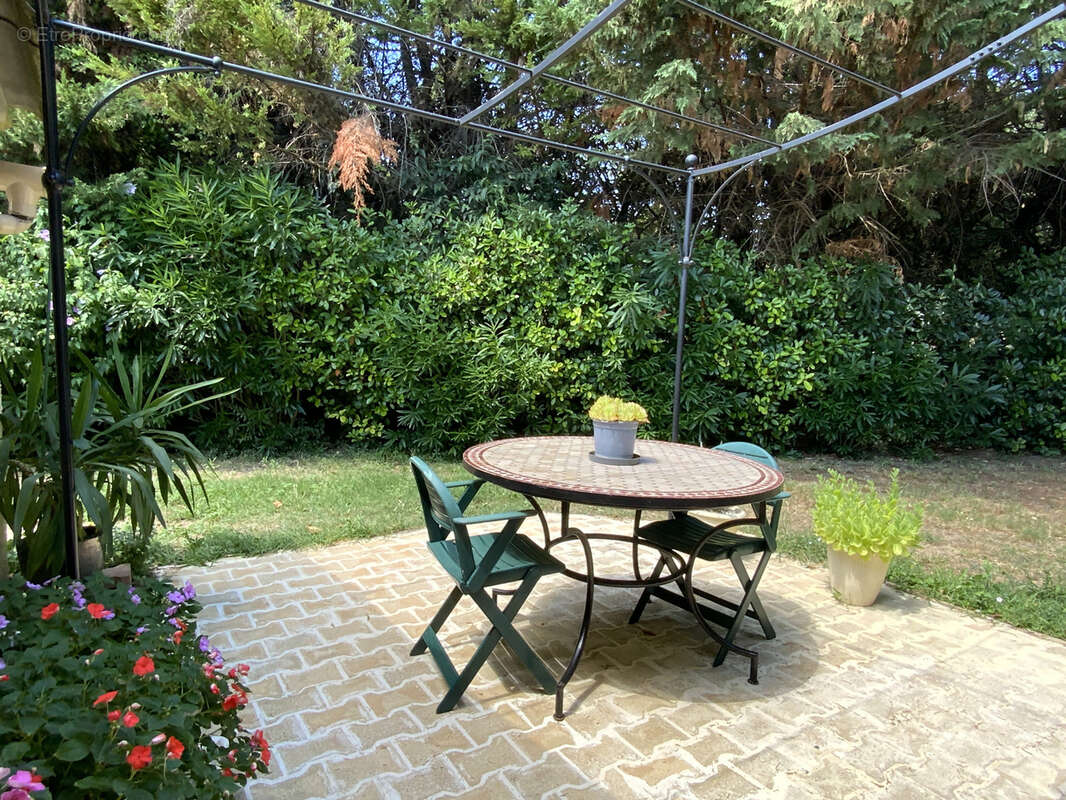 Villa de plain pied dans un quartier résidentiel d'Uzès sur un terrain de 1500 m2 avec piscine. - photo 13