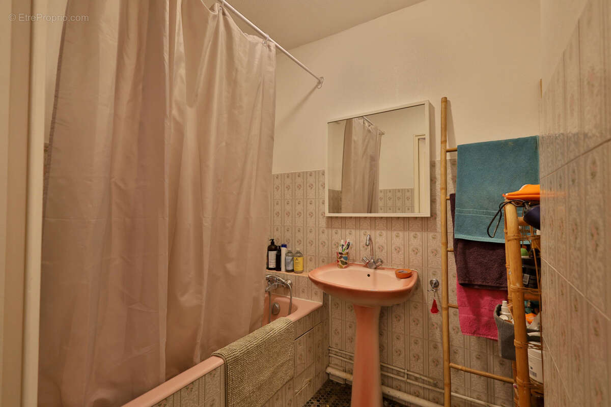 Appartement T3 - 72,42m2 habitables - Balcon - Cave - photo 16
