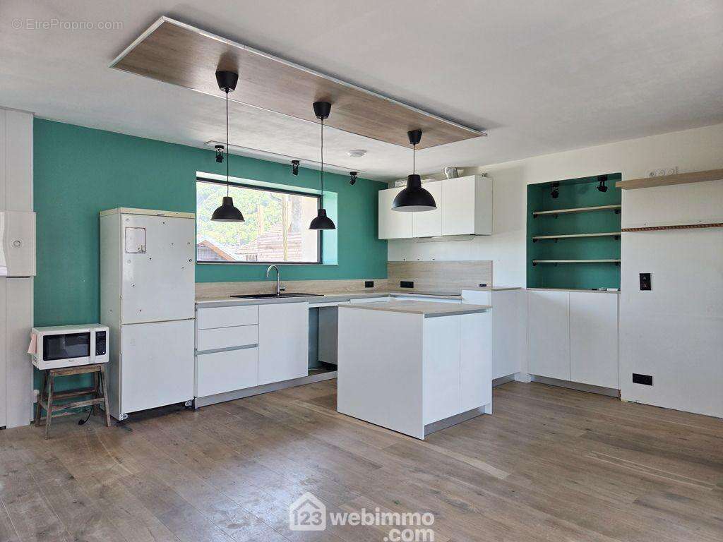 Le premier étage dispose d'une belle et lumineuse pièce de vie avec cuisine ouverte. - Maison à GRIGNON