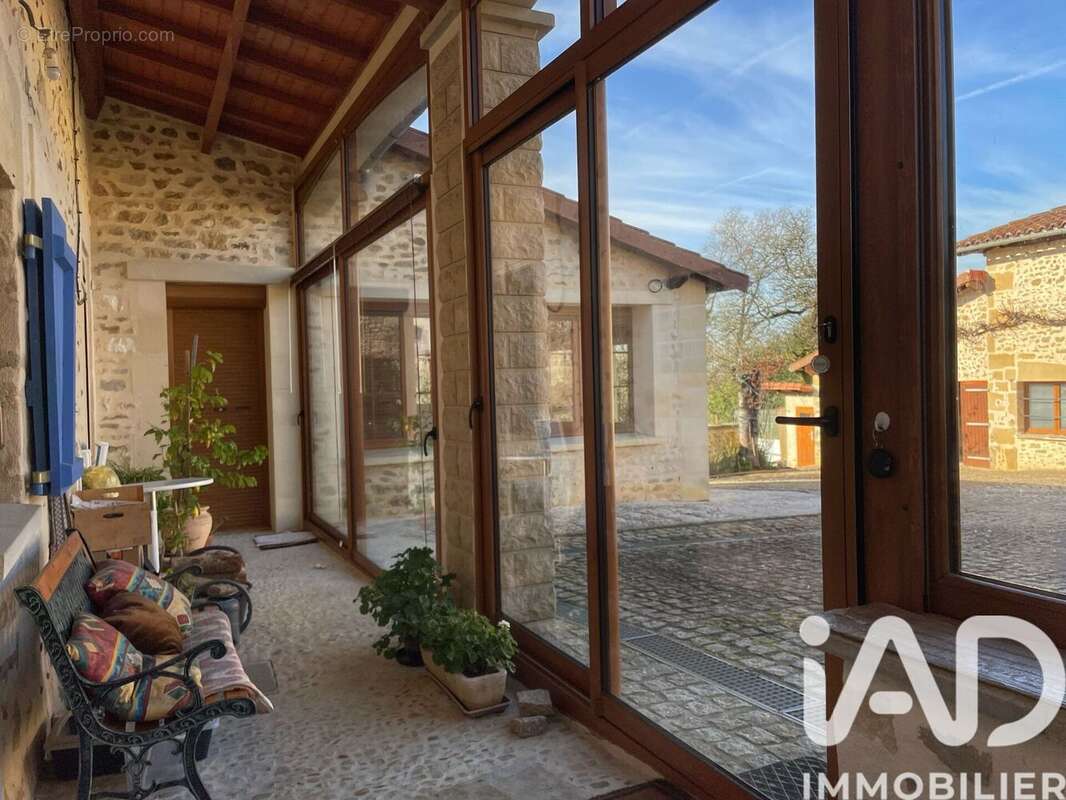 Maison 266 m² à Suaux  - photo 3
