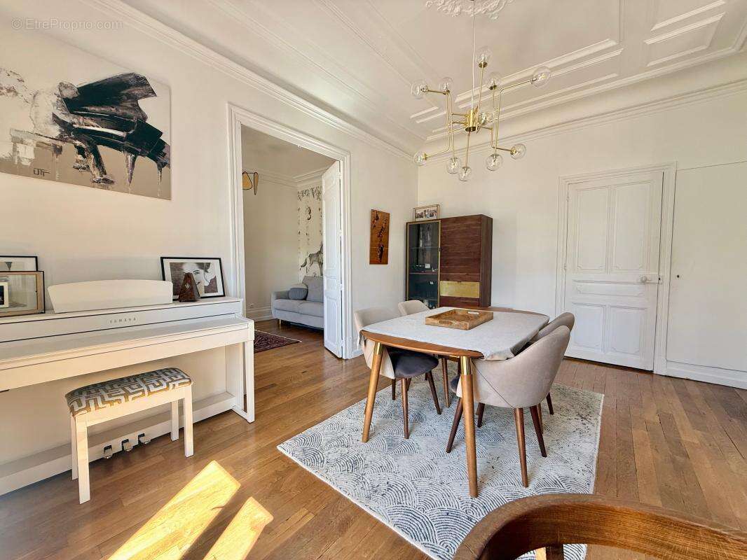 Appartement ancien T 4 - 89 m²- centre-ville - 2 chambres- Balcons, Cave - photo 6