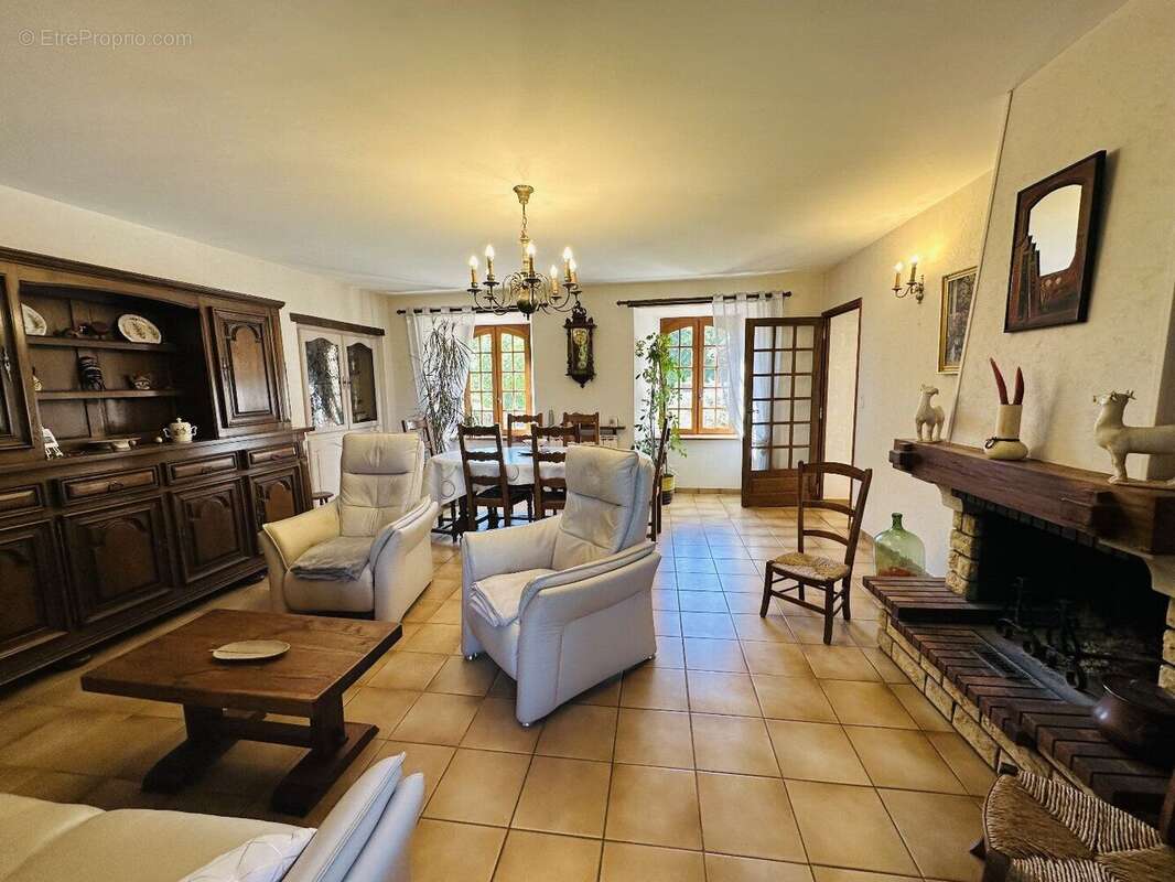 Propriété de 1772 avec dépendances et terres 09200 - photo 5