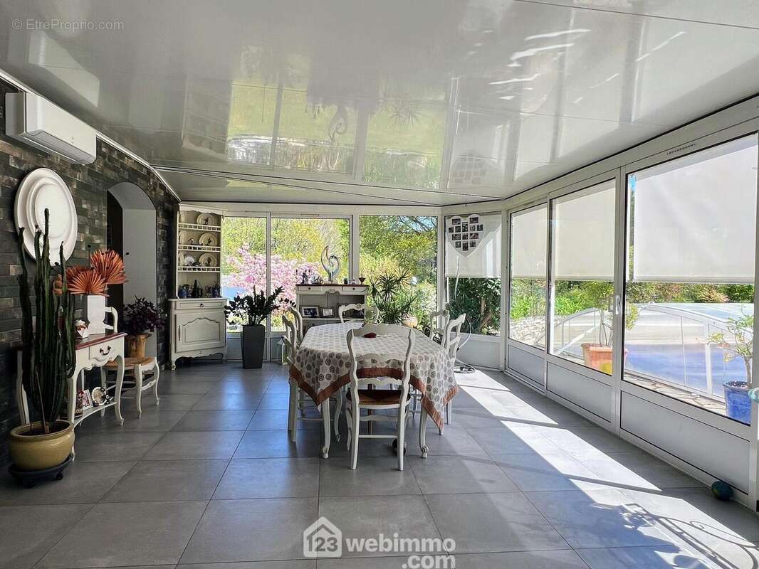 Une extension réalisée en 2018 accueille un séjour lumineux de plus de 30 m²... - Maison à BRISSAC-QUINCE
