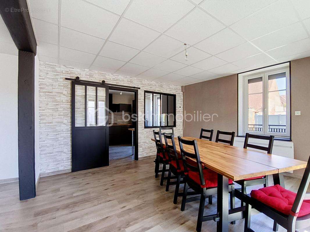 Maison entièrement rénovée de 130 m² avec garage et potentiel d'aménagement - photo 2