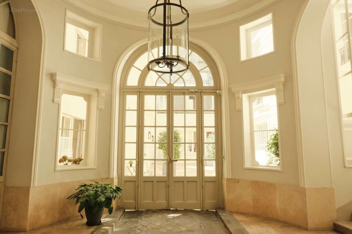 Un studio exceptionnel dans un hôtel particulier XVIIIème inscrit M.H. - photo 2