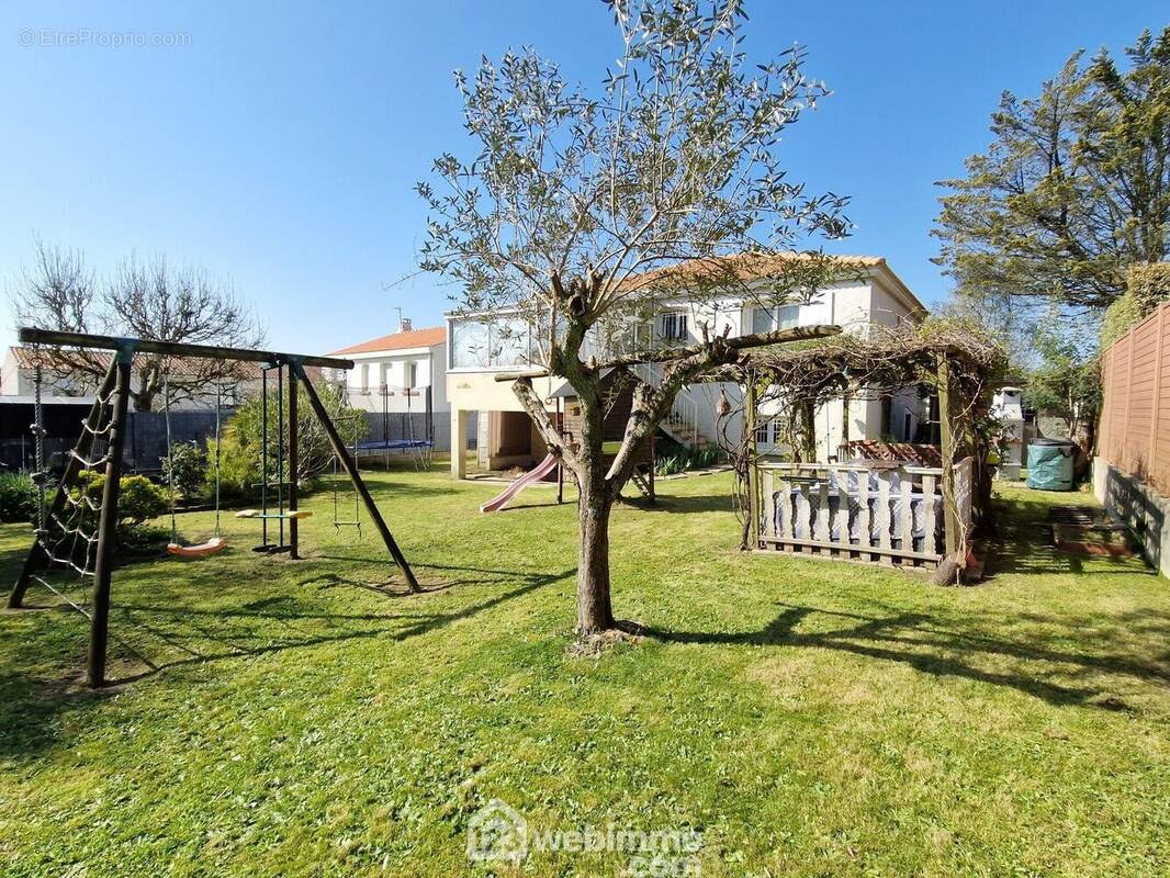 Façade arrière de la maison avec le jardin - Maison à LA ROCHE-SUR-YON