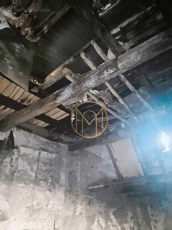 Parking à SAINT-THIBERY