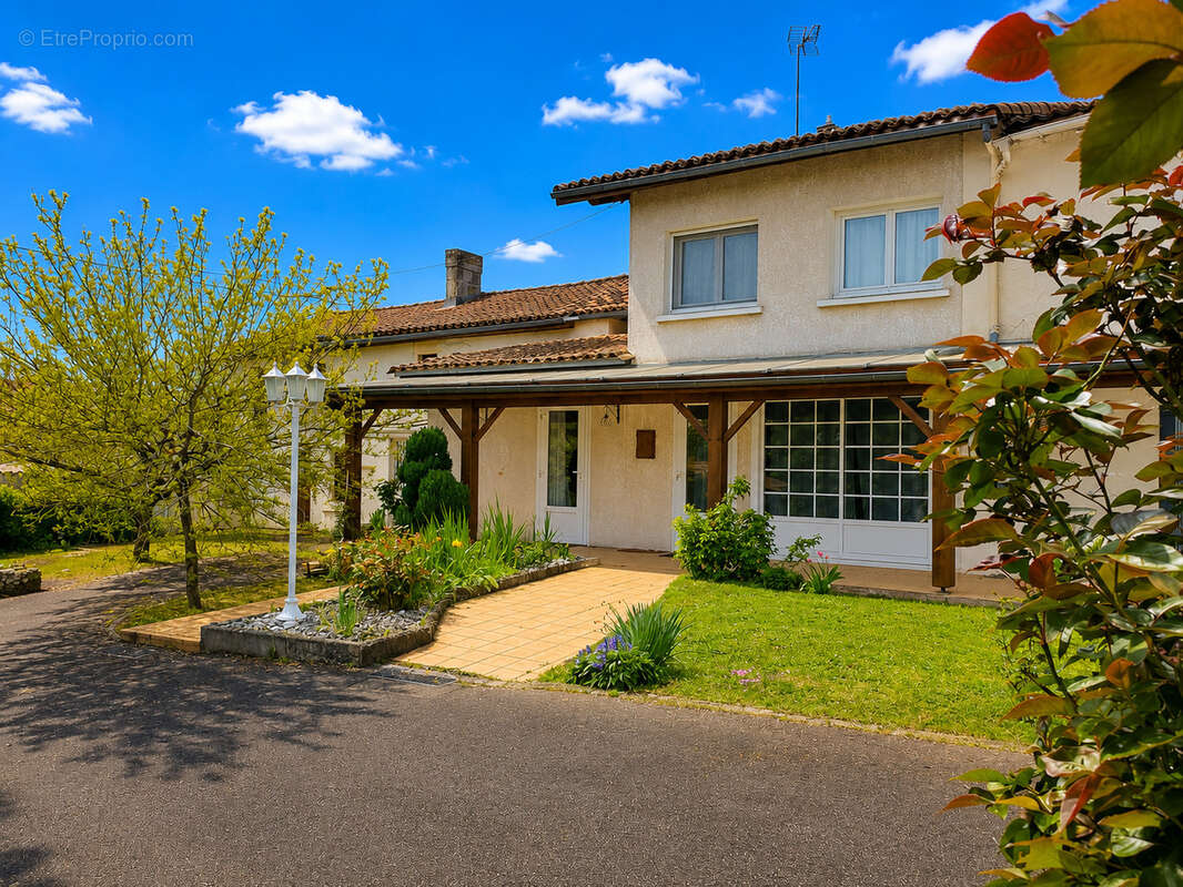 Maison à CHAMPNIERS