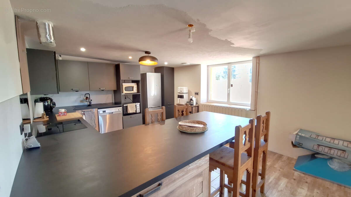 Maison en pierre rénovée avec dépendances et fort potentiel - photo 6