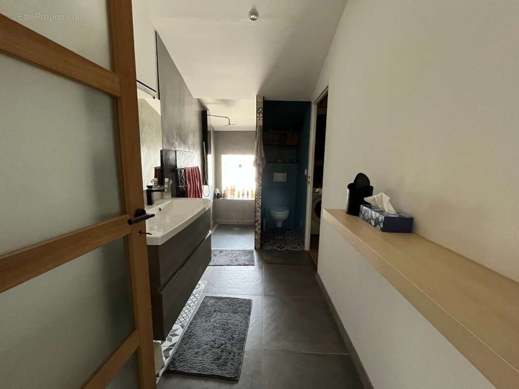 Salle d&#039;eau avec toilettes - Appartement à L&#039;ISLE-SUR-LA-SORGUE