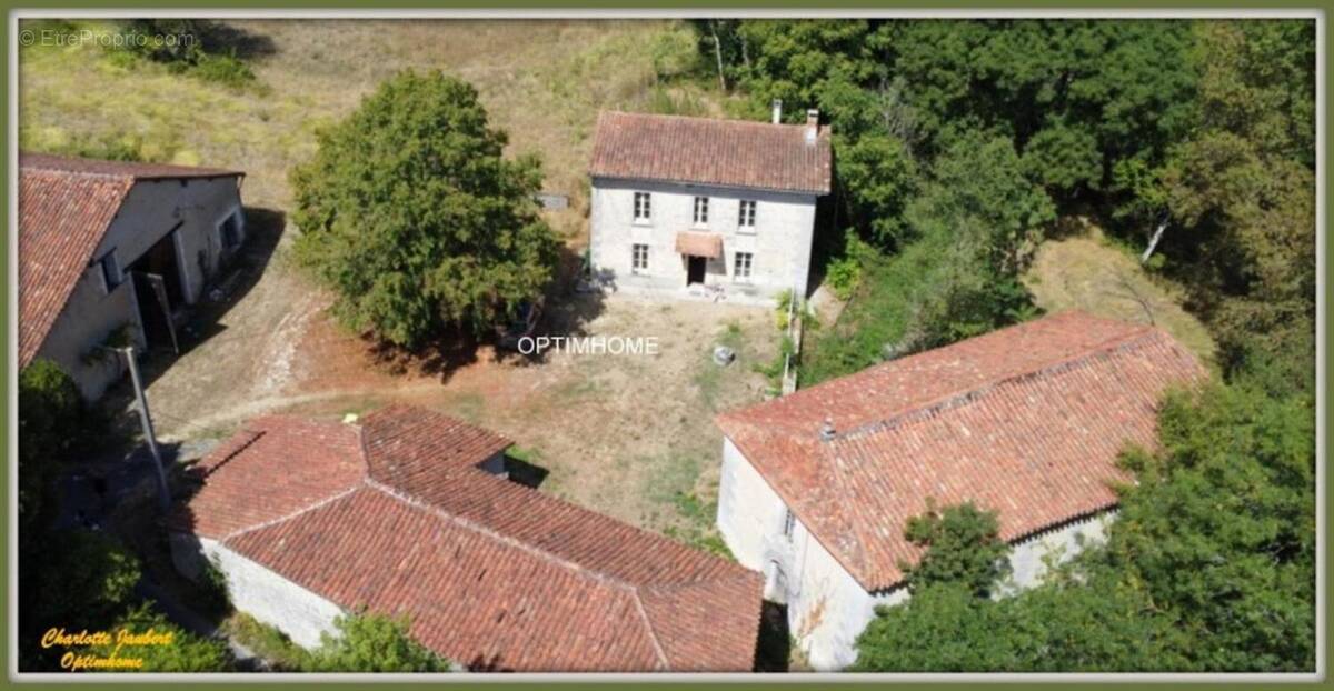 Maison à MONTMOREAU-SAINT-CYBARD