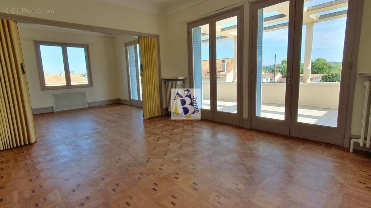 Maison à MAGNAC-SUR-TOUVRE