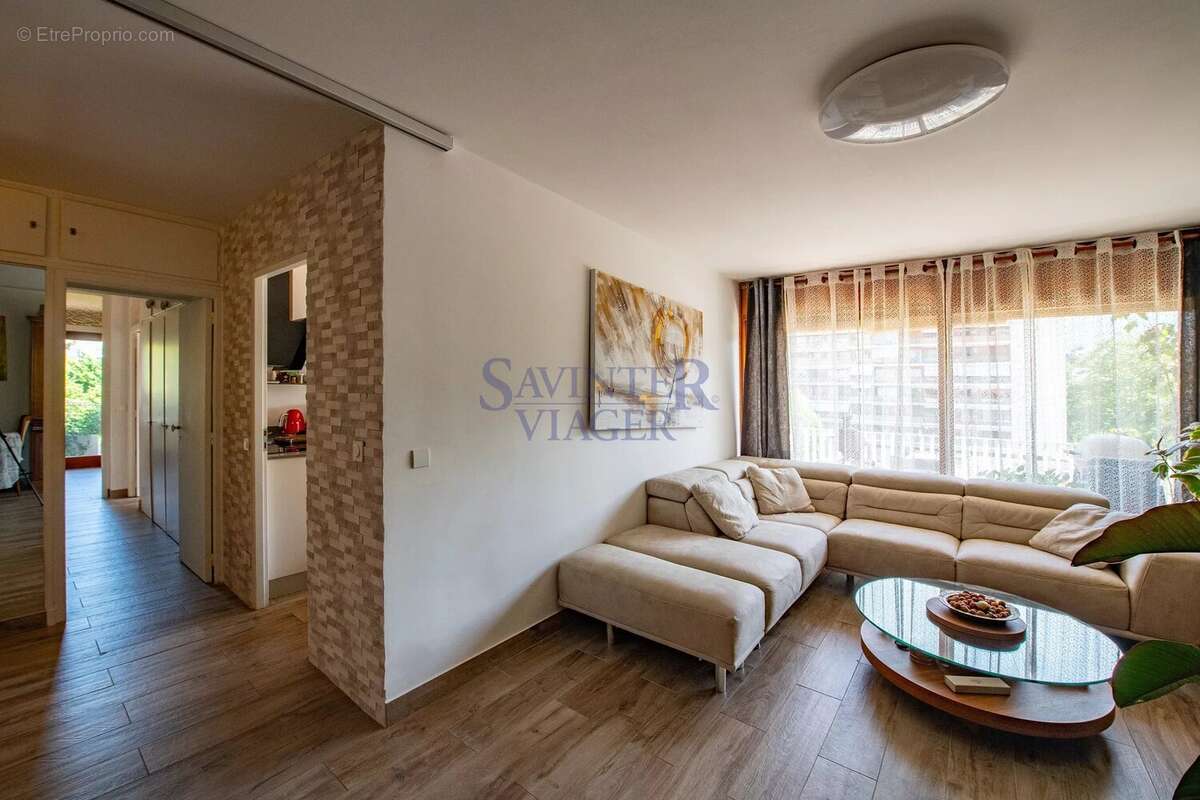 Lumineux appartement T4, rénové, grands balcons, vue montagne. Libre de suite. - photo 3