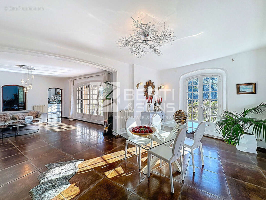 Maison à MANDELIEU-LA-NAPOULE