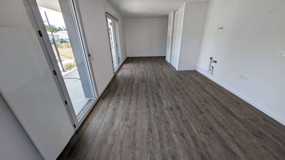 Très bel appartement t3 69 m² avec cour  en état neuf !!! - photo 3