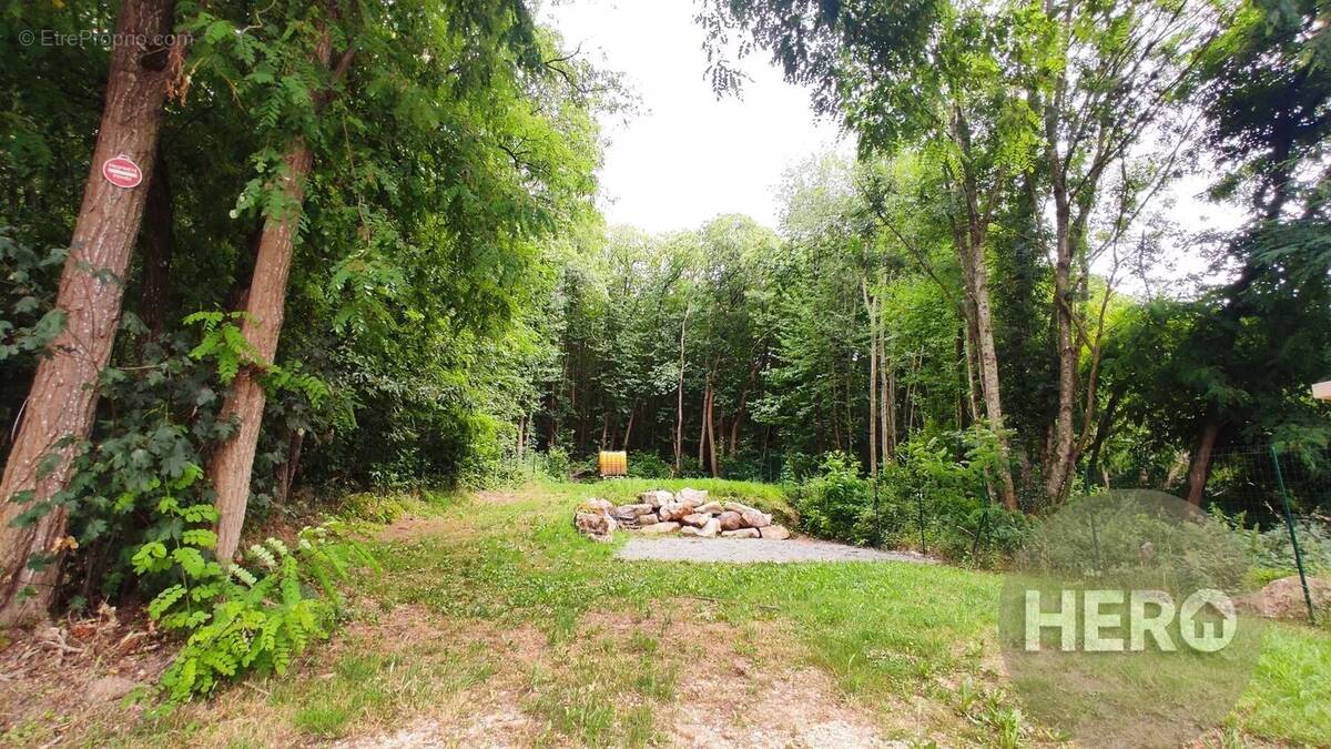 Terrain à LES CLAYES-SOUS-BOIS