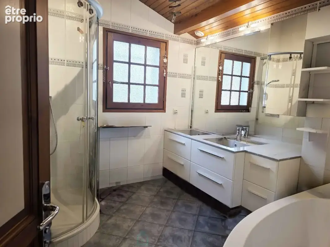 Biscarrosse  Propriété d'inspiration basque avec piscine & potentiel foncier - photo 12