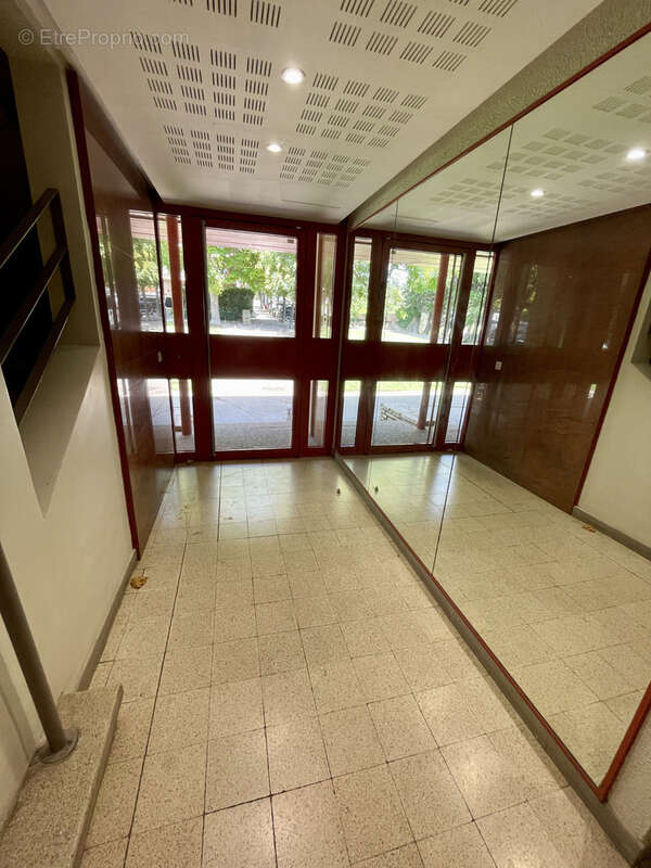 Superbe T2/3 entièrement rénové avec goût, vue dégagée, au calme, 2 places de parkings - photo 21