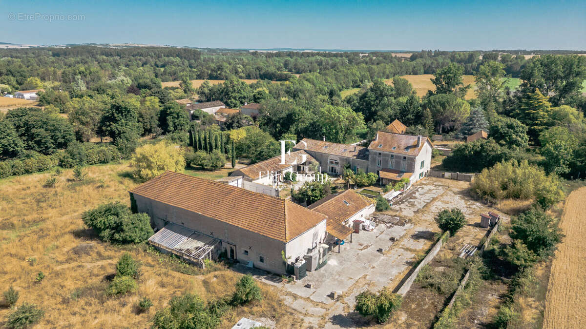 A vendre - grange a renover - genac-bignac - 300m2 - photo 4