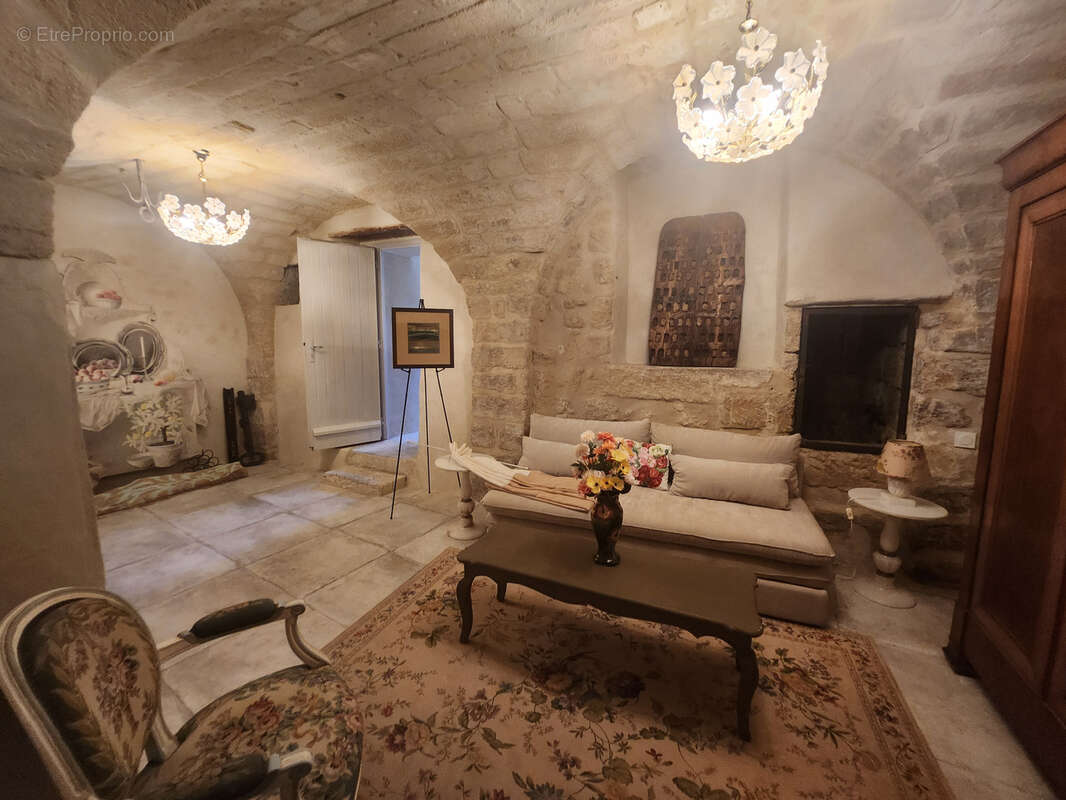 UZES Centre, Elégante maison de caractère d'exception, vendue meublée, jardin, terrasse et garage - photo 16