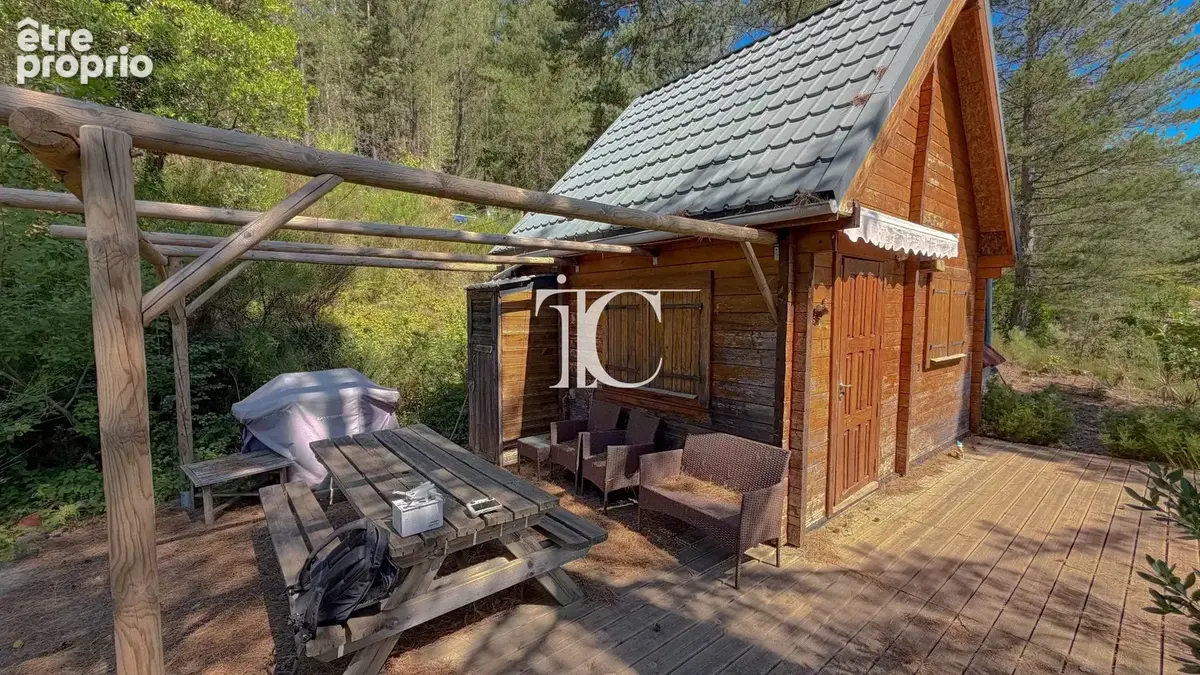Petit chalet en pleine nature  20 m² habitables  Terrain constructible de 3 846 m² - photo 4