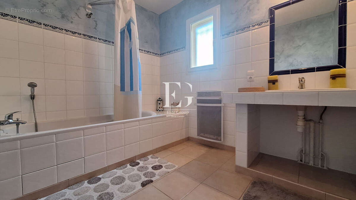 Maison à SAINT-MEME-LES-CARRIERES