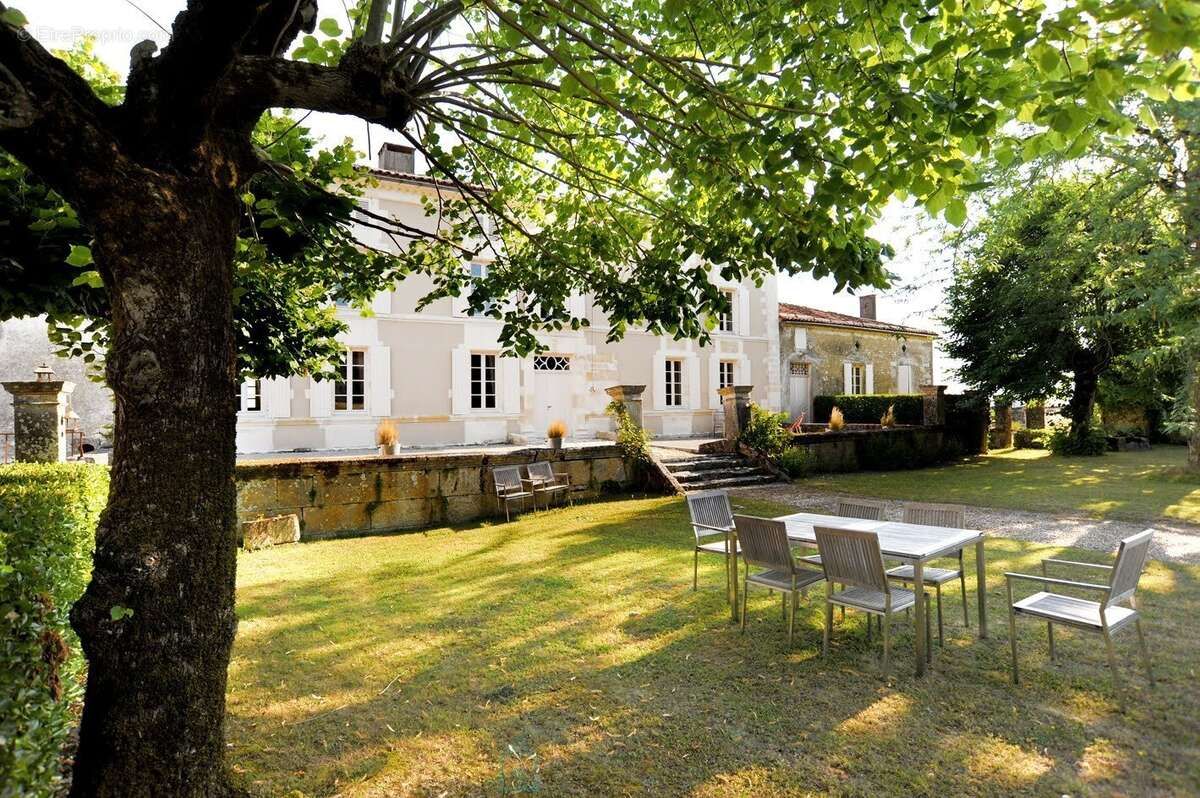 Magnifique logis du XVIIème siècle avec dépendances - photo 2