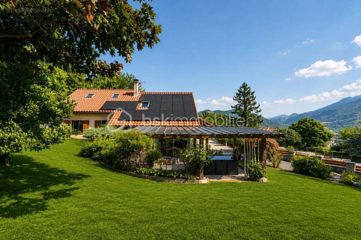  Maison familiale avec grand terrain, piscine et autonomie énergétique – Notre-Dame-de-Mésage Le Haut - photo 27