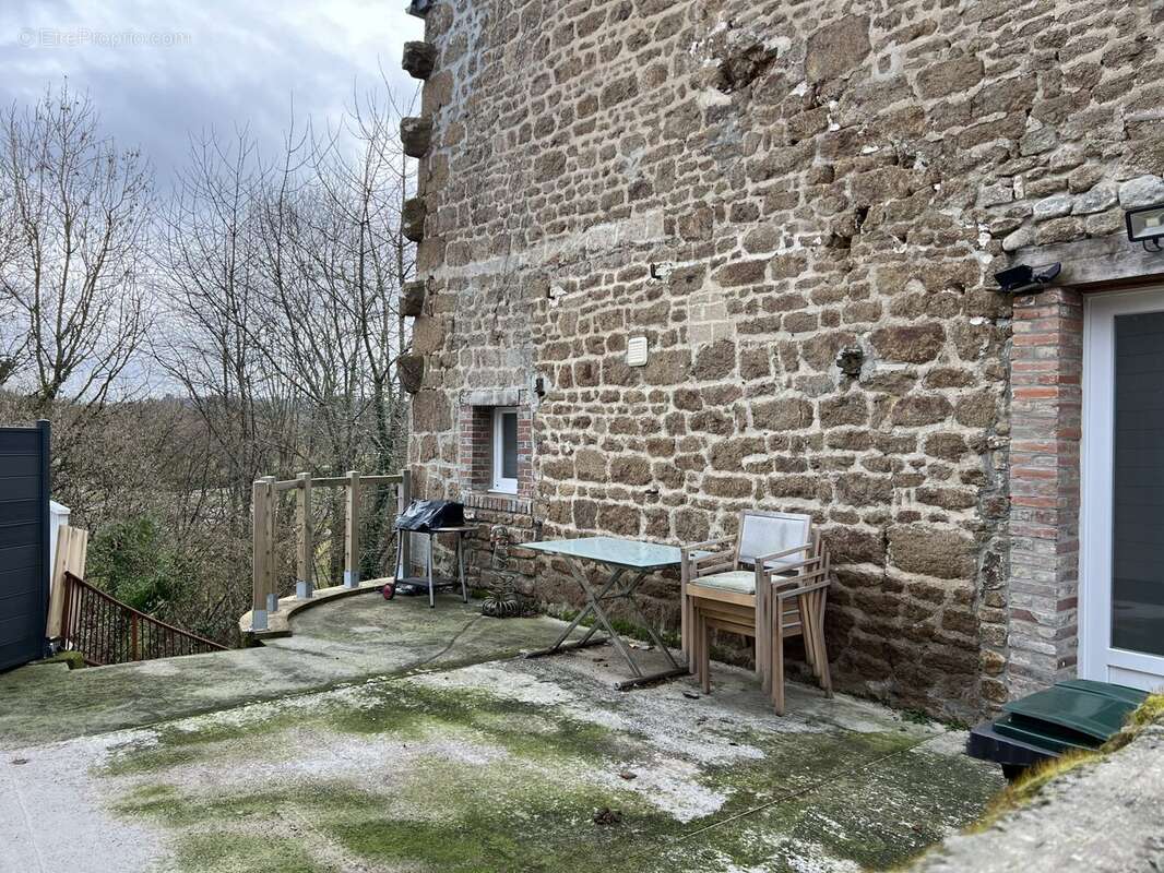 cour côté Est - Maison à BRIOUZE