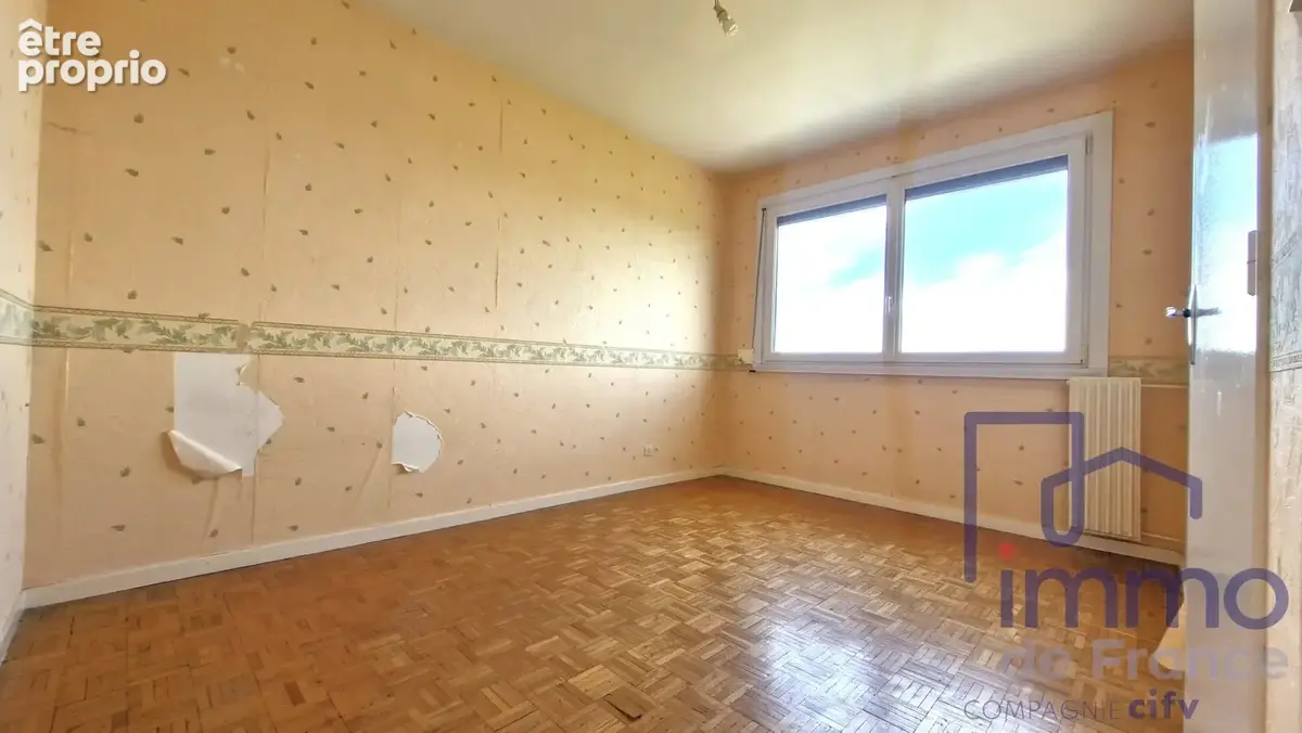 chambre 2 avec placard mural ACTUELLE