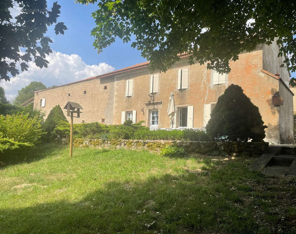 Propriete de caractere avec piscine et 2.5 hectares de terrain : - photo 5