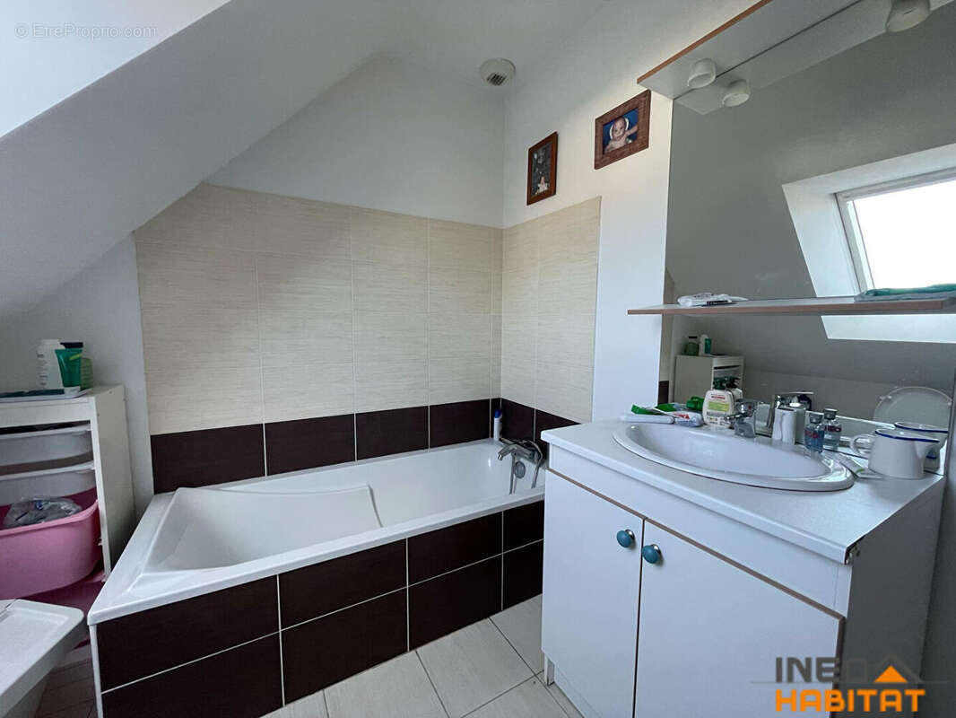 Maison à LA CHAPELLE-CHAUSSEE