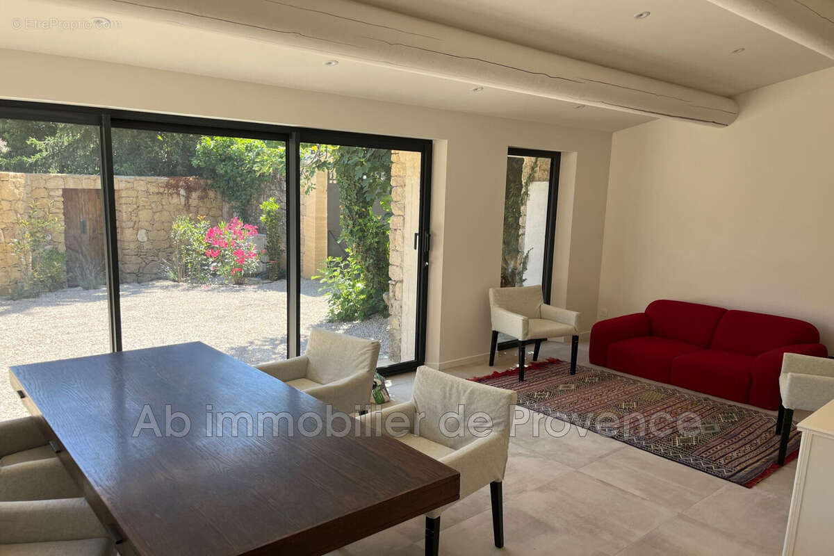 Maison 110 m² à Rognes  - photo 4