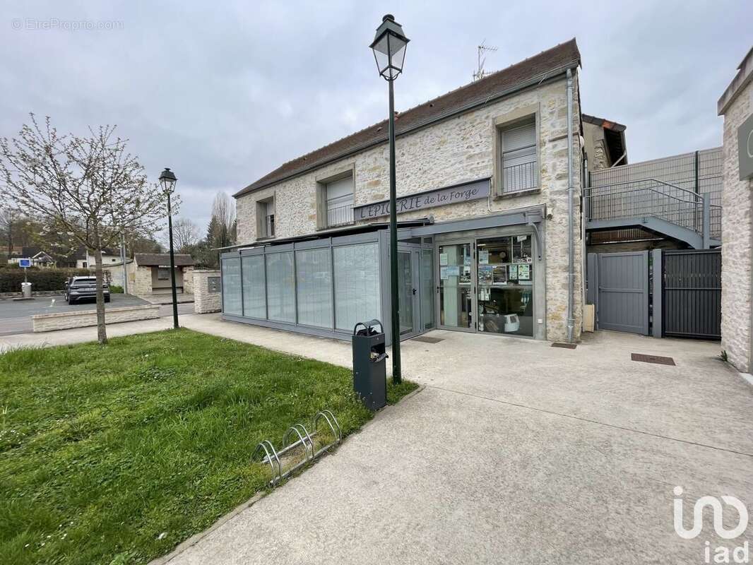 Photo 2 - Commerce à CELY