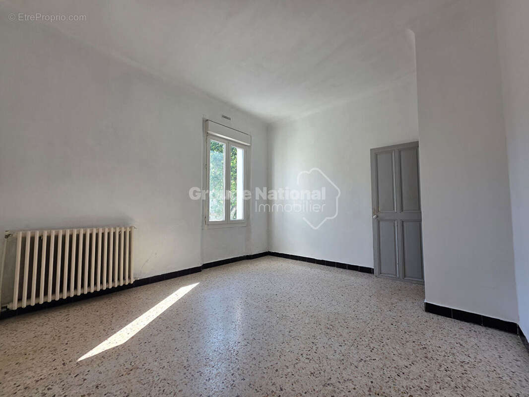 Maison de ville - Potentiel, grands garages et cour - photo 10