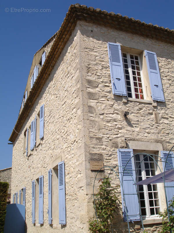 Commerce à TAVEL