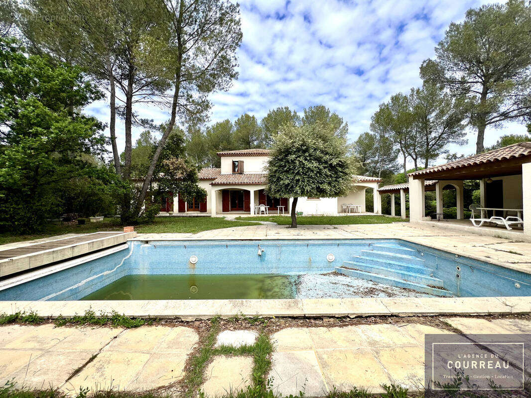 Maison à SAINT-CLEMENT-DE-RIVIERE