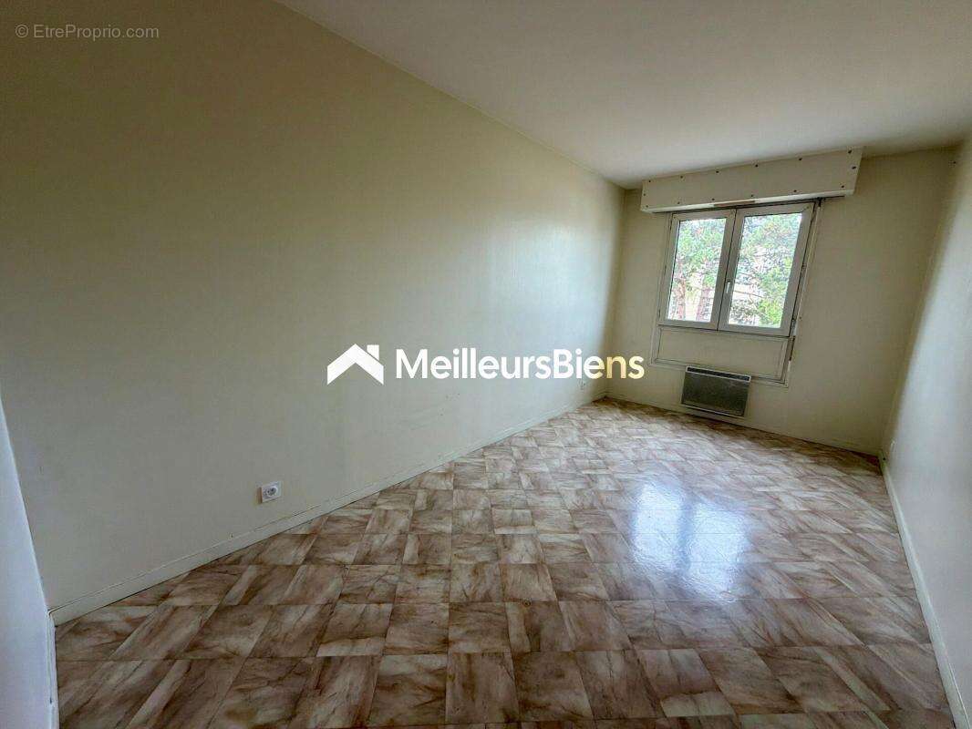 LAVAL – Rive Droite  Résidence Les Charmilles  Appartement T4 de 99 m² avec ascenseur, parking et parc privé - photo 7
