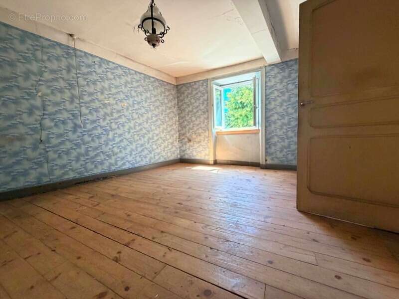 Proche centre ville, maison a renover 79 m², jardin, 2 chambres, combles amenageable, assainissement collectif - photo 4