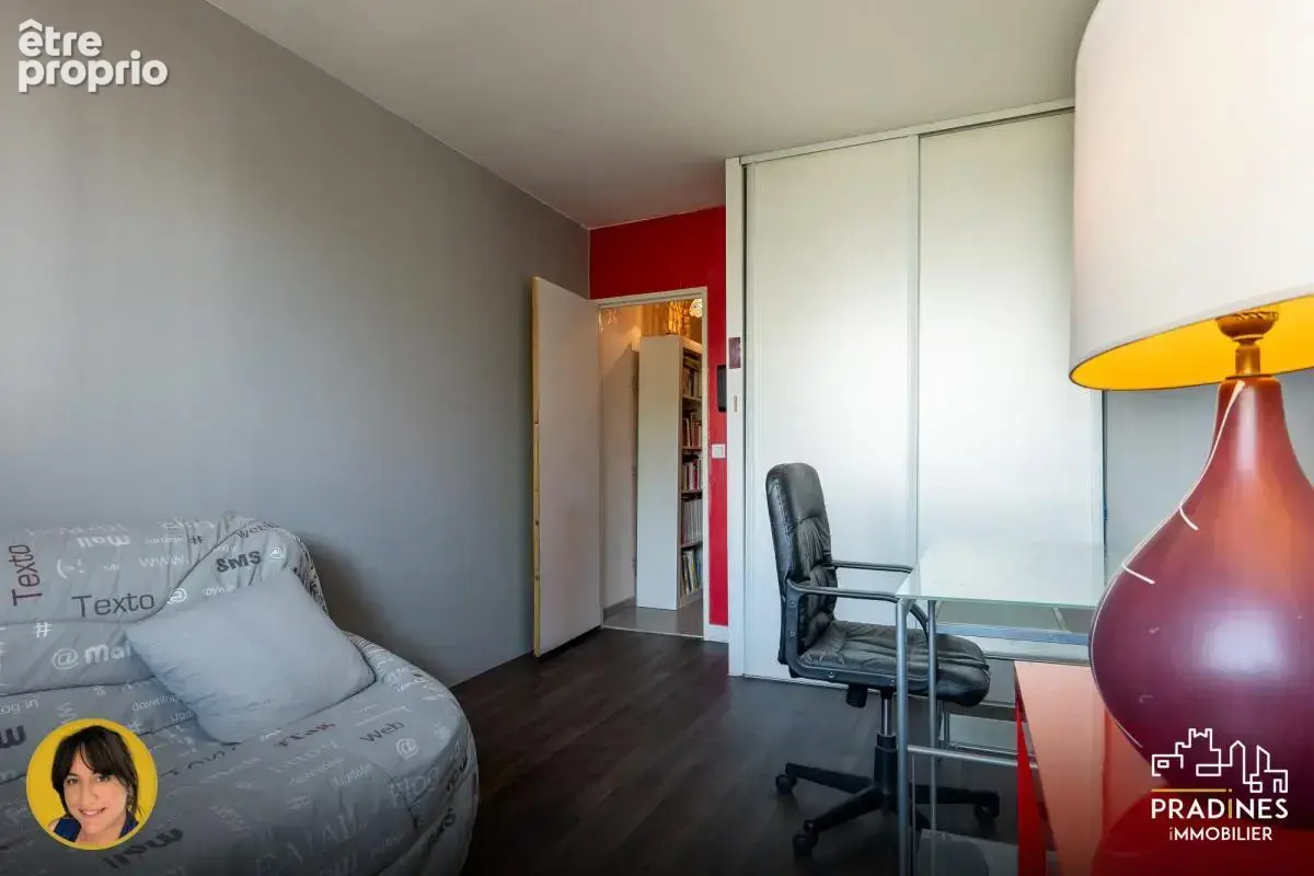 Pierre-Bénite - T3 lumineux de 70 m² avec balcon, parking, c - photo 10