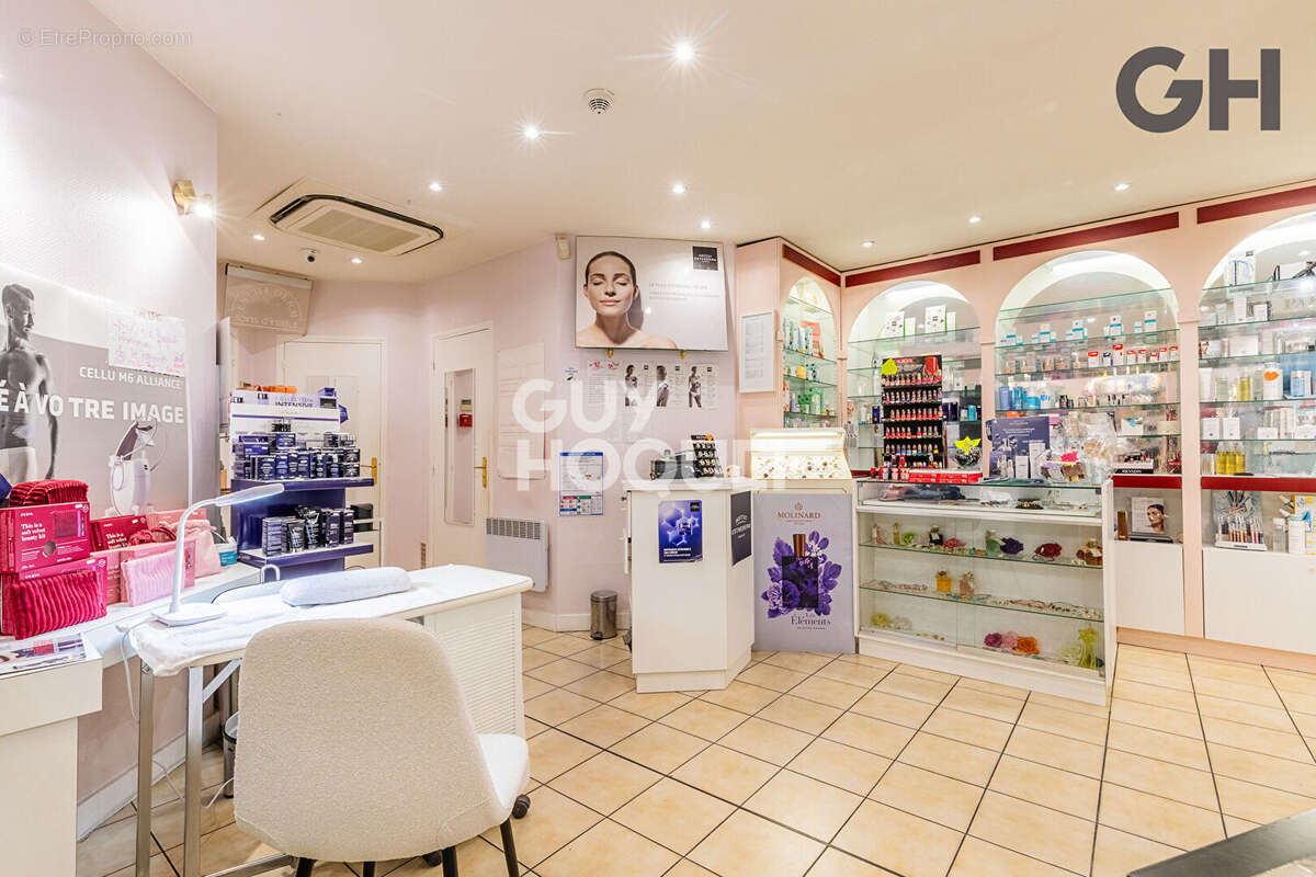 Commerce à SAINT-PIERRE-DU-PERRAY