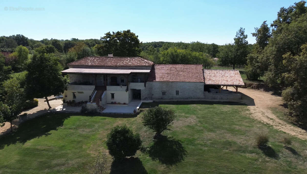 Très belle maison rénovée sur 8h avec terrain de loisir. - photo 3