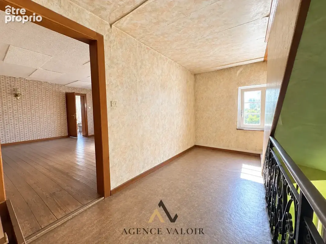 Maison à rénover avec grange, deux garages et une écurie - photo 3