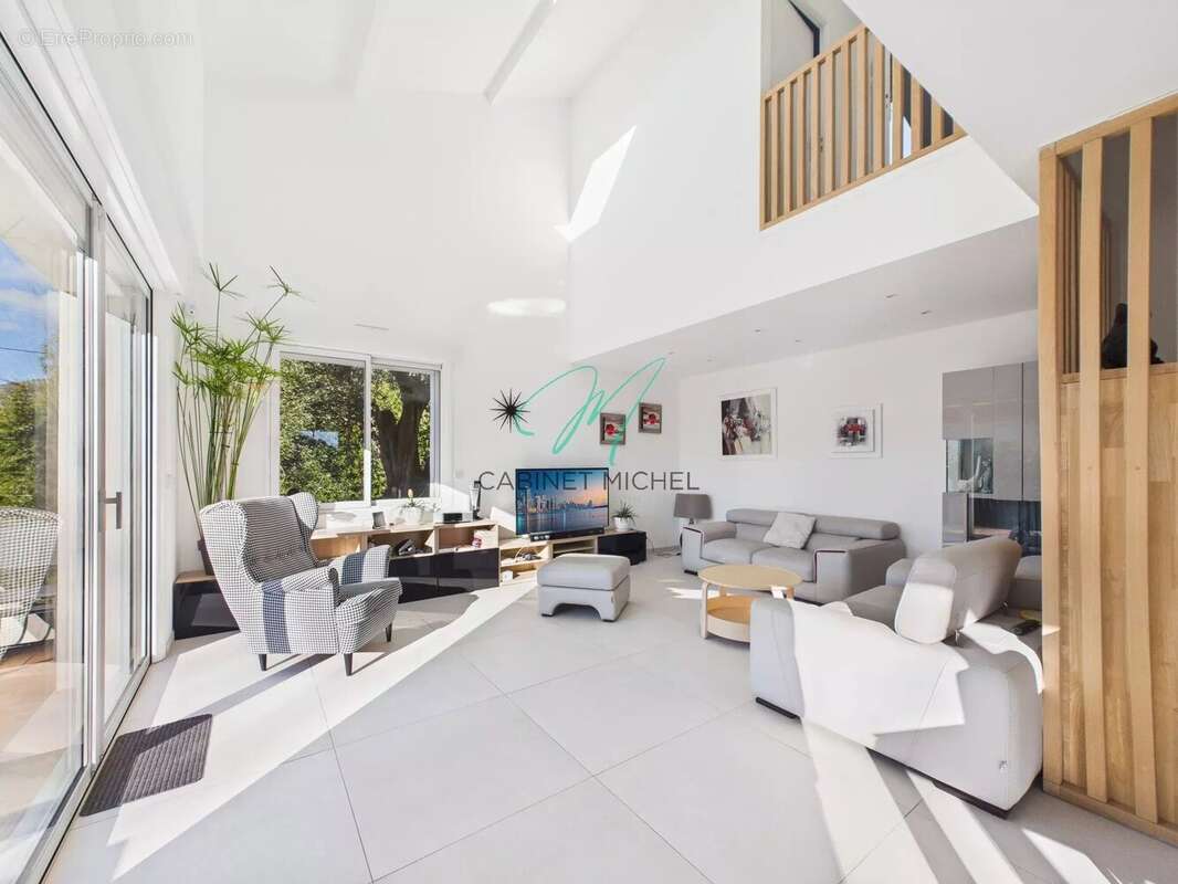 Maison à CHATEAUNEUF-GRASSE