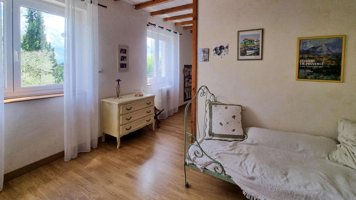 CHAMBRE - Maison à SAINT-JULIEN-DE-BRIOLA