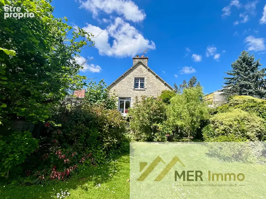 DINAN CENTRE - EXCLUSIVITE MER IMMOBILIER - Le charme d'une maison familiale au coeur d'un magnifique jardin arboré de plus de 1 - photo 11