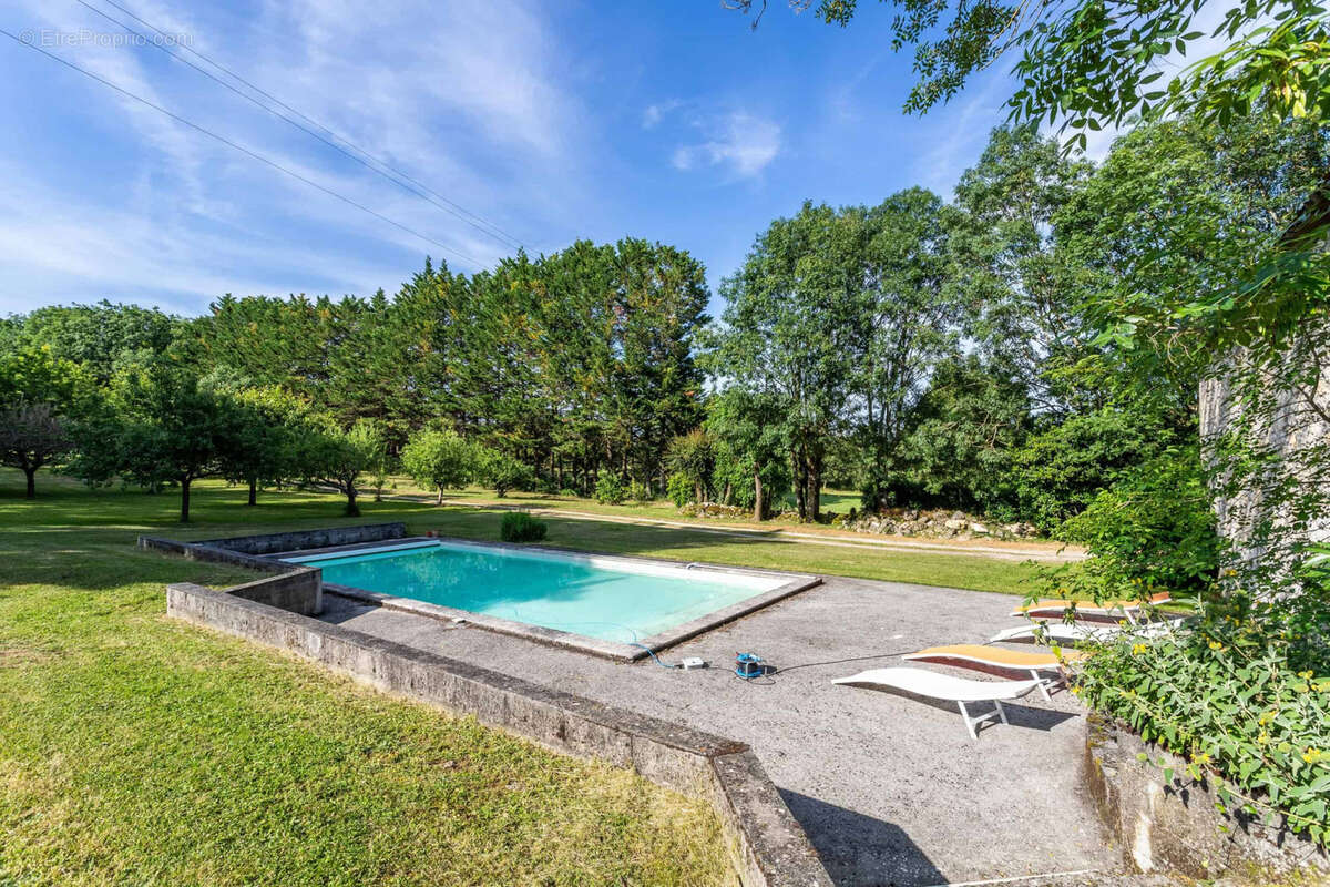 Stoney country house with pool - photo 4