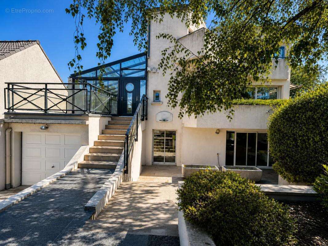 Maison d’architecte de 257m² 6 chambres piscine - à rénover - photo 2