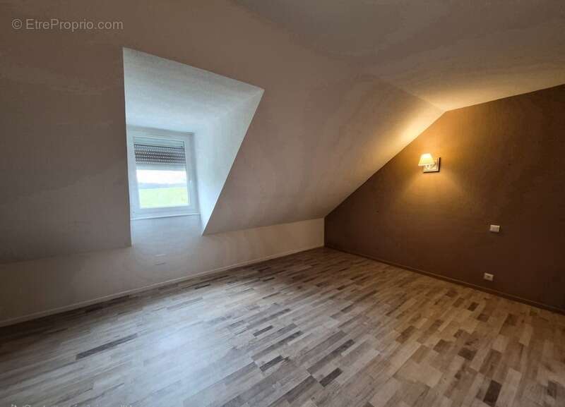 Maison à LES ESSARDS-TAIGNEVAUX